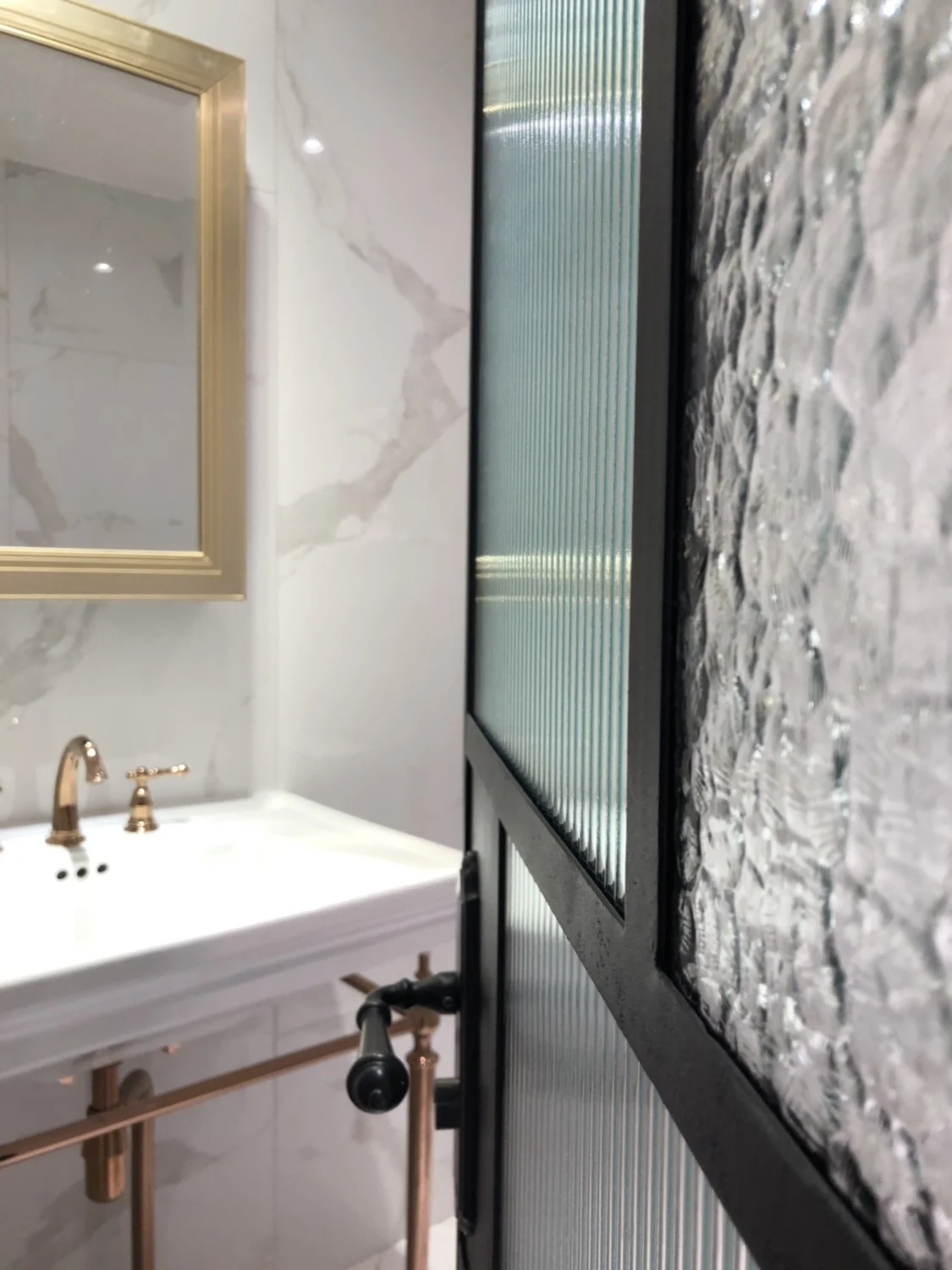 Drie-gats beugelwastafel van v - Home Bathroom Design Simple recensie en prijs
